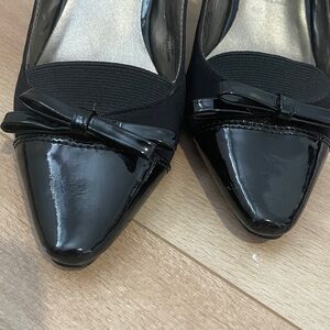 Tradition Chic Black Slingback Heels with Bow Detail